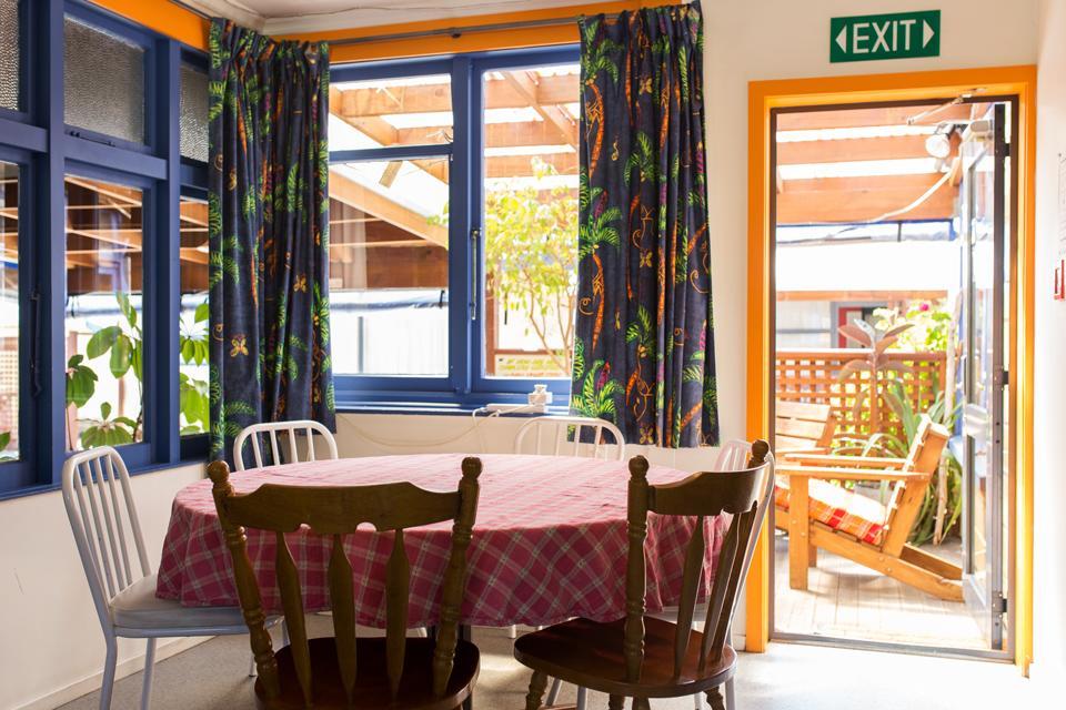 Sequoia Lodge Backpackers Піктон Екстер'єр фото