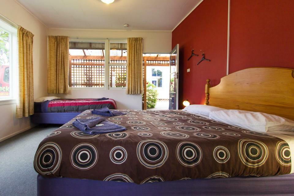 Sequoia Lodge Backpackers Піктон Екстер'єр фото